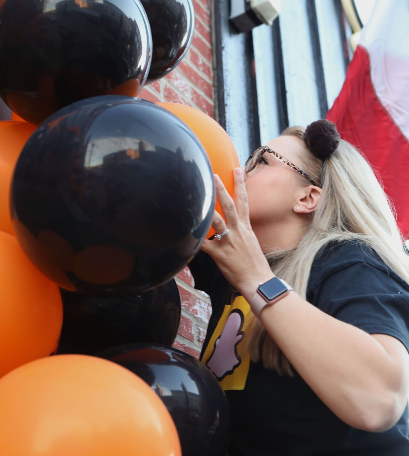 Jessica Sneed fixes a balloon arch